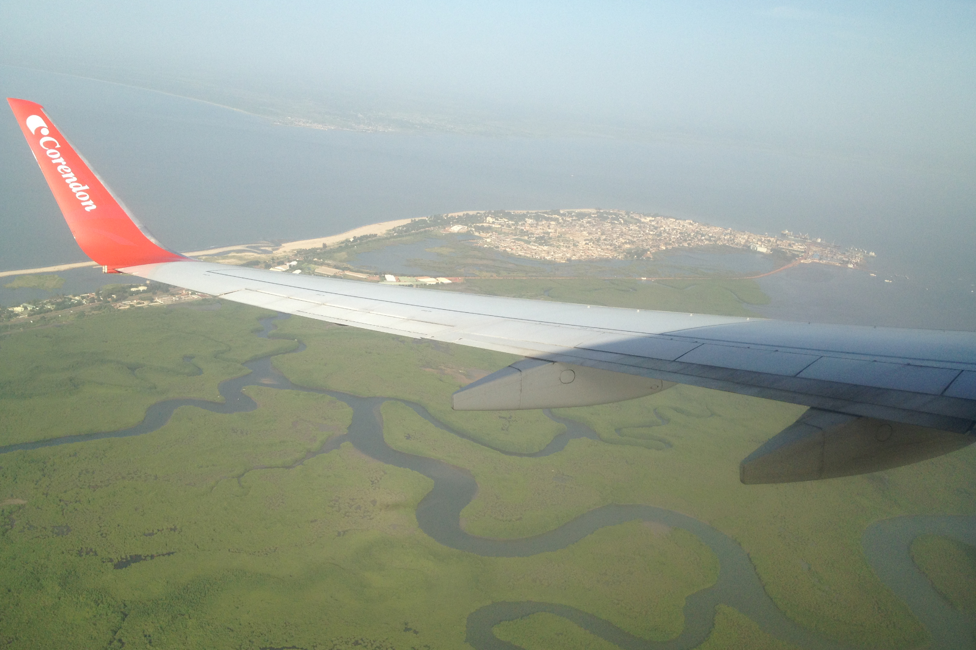 landeanflug-gambia-mit-hauptstadt-banjul